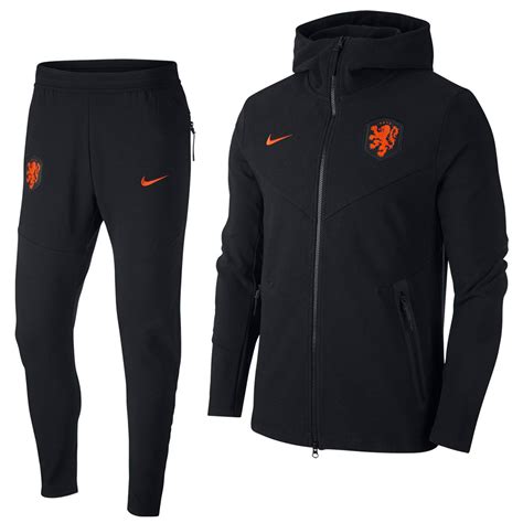 Nike Tech. Nike NL